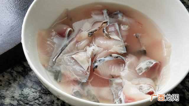 酸辣鱼片原来是这样做的，简单美味又好吃，再来2碗米饭太爽了
