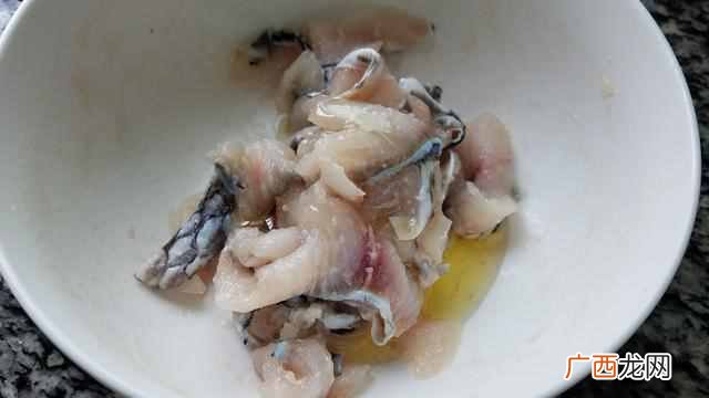 酸辣鱼片原来是这样做的，简单美味又好吃，再来2碗米饭太爽了