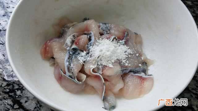 酸辣鱼片原来是这样做的，简单美味又好吃，再来2碗米饭太爽了