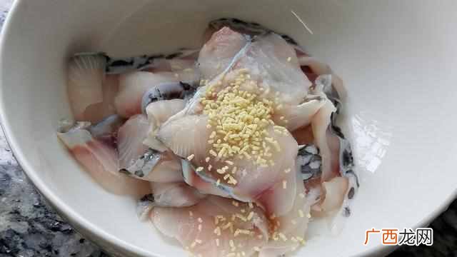 酸辣鱼片原来是这样做的，简单美味又好吃，再来2碗米饭太爽了