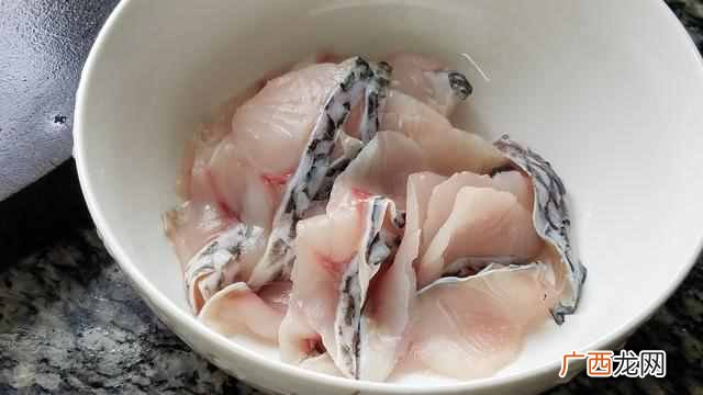 酸辣鱼片原来是这样做的，简单美味又好吃，再来2碗米饭太爽了