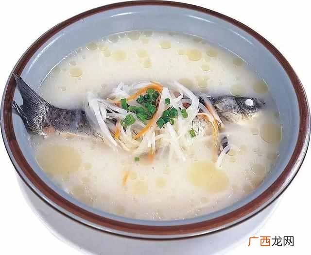 炖鲫鱼汤，先下锅就错了，难怪鱼汤不白还腥气，大厨：这样做才对