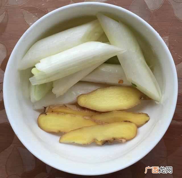 炖鲫鱼汤，先下锅就错了，难怪鱼汤不白还腥气，大厨：这样做才对
