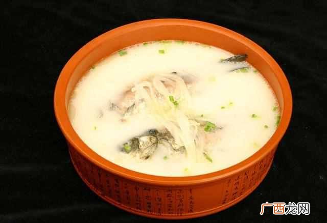 炖鲫鱼汤，先下锅就错了，难怪鱼汤不白还腥气，大厨：这样做才对