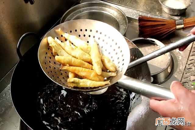 炸小鱼裹面粉还是淀粉？记住正确做法，金黄酥脆不扎嘴，越嚼越香