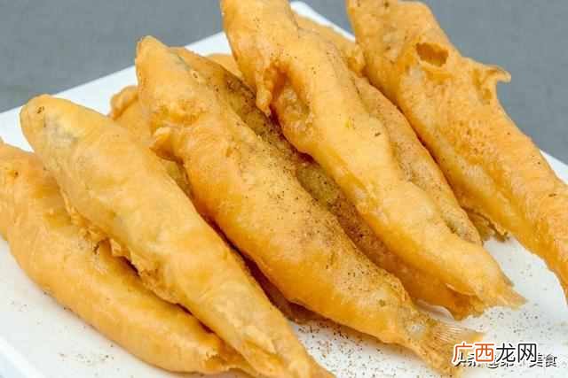 炸小鱼裹面粉还是淀粉？记住正确做法，金黄酥脆不扎嘴，越嚼越香