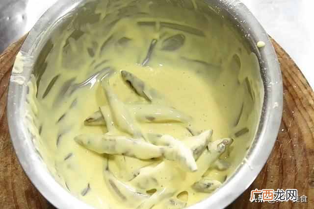 炸小鱼裹面粉还是淀粉？记住正确做法，金黄酥脆不扎嘴，越嚼越香