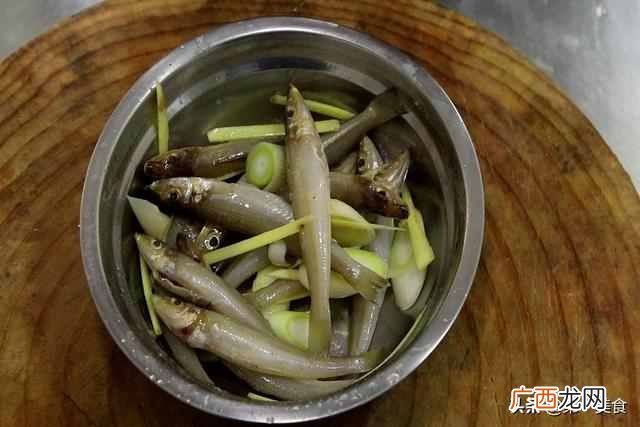 炸小鱼裹面粉还是淀粉？记住正确做法，金黄酥脆不扎嘴，越嚼越香