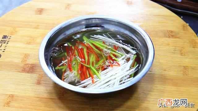 夏天怕晒黑、多吃这道菜，2块钱一盘，美白还消暑，现在吃正合适