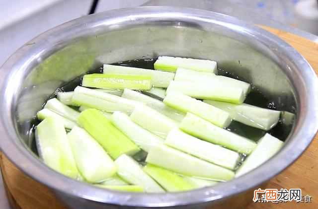 夏天怕晒黑、多吃这道菜，2块钱一盘，美白还消暑，现在吃正合适