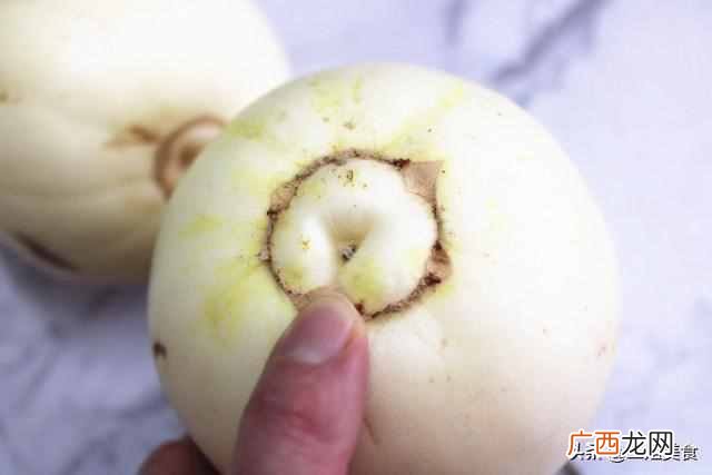 买香瓜，就要选母的，水分多还香甜，教您一招，保准一挑一个准