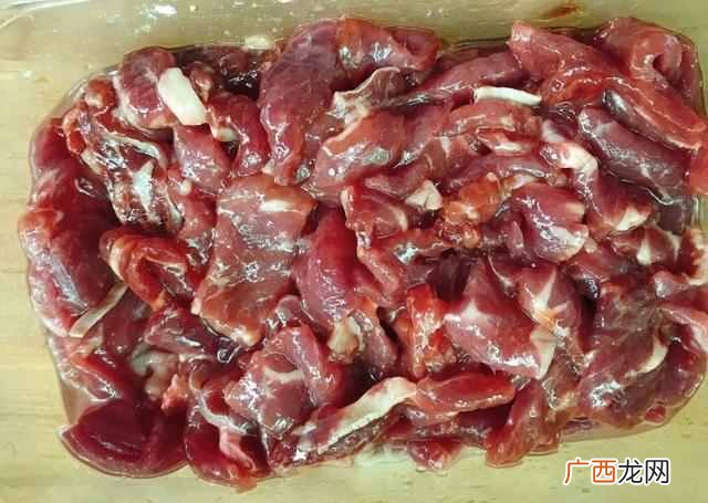 炒牛肉柴而腥？酒店大厨：炒牛肉时，放点“它”，又香又嫩还不腥