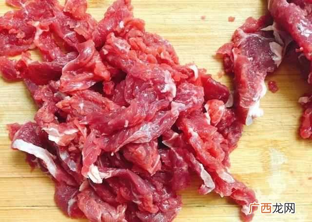 炒牛肉柴而腥？酒店大厨：炒牛肉时，放点“它”，又香又嫩还不腥