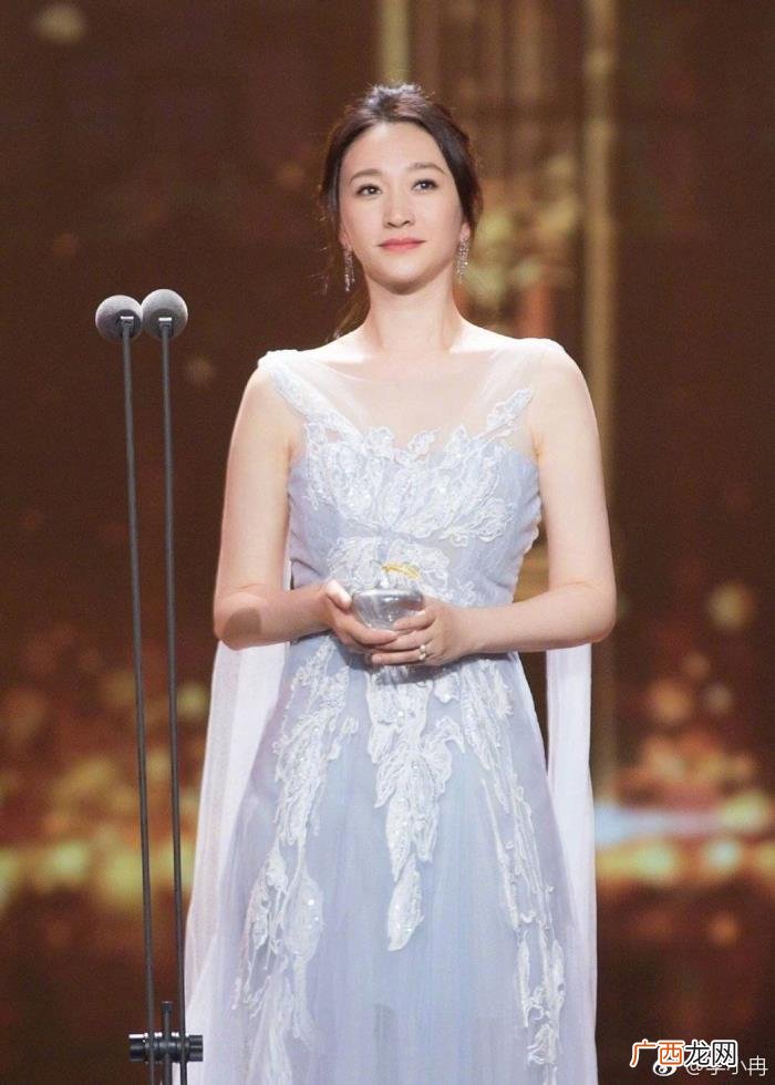 李小冉陈坤，荧幕女友董洁李小冉万茜一起为陈坤颁奖