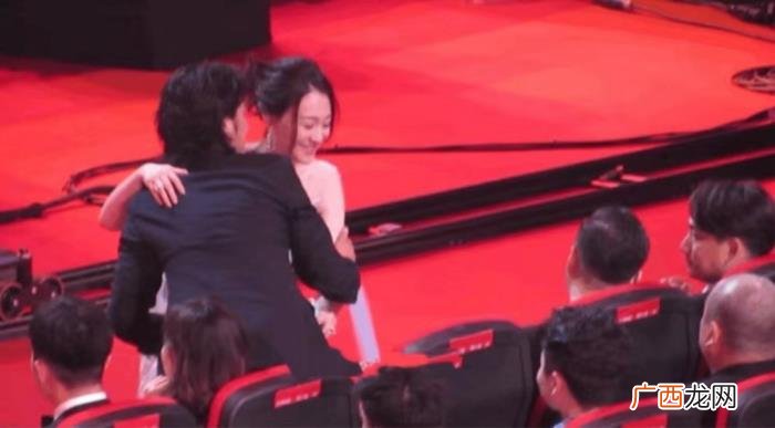 李小冉陈坤，荧幕女友董洁李小冉万茜一起为陈坤颁奖