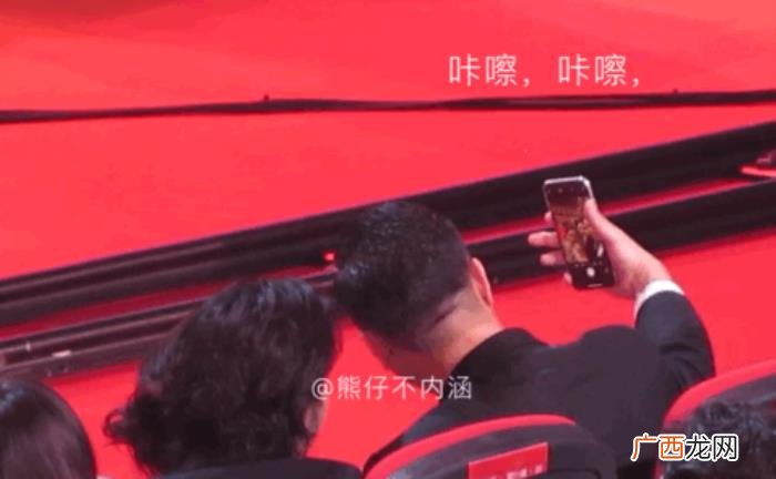 李小冉陈坤，荧幕女友董洁李小冉万茜一起为陈坤颁奖
