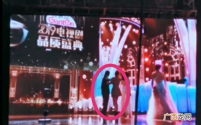 李小冉陈坤，荧幕女友董洁李小冉万茜一起为陈坤颁奖