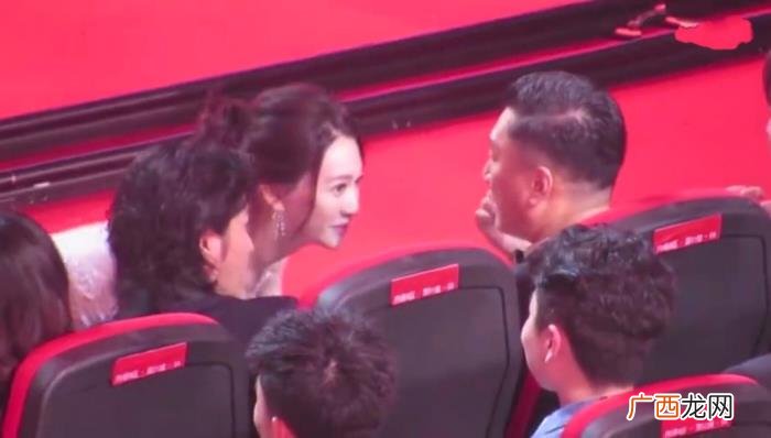 李小冉陈坤，荧幕女友董洁李小冉万茜一起为陈坤颁奖