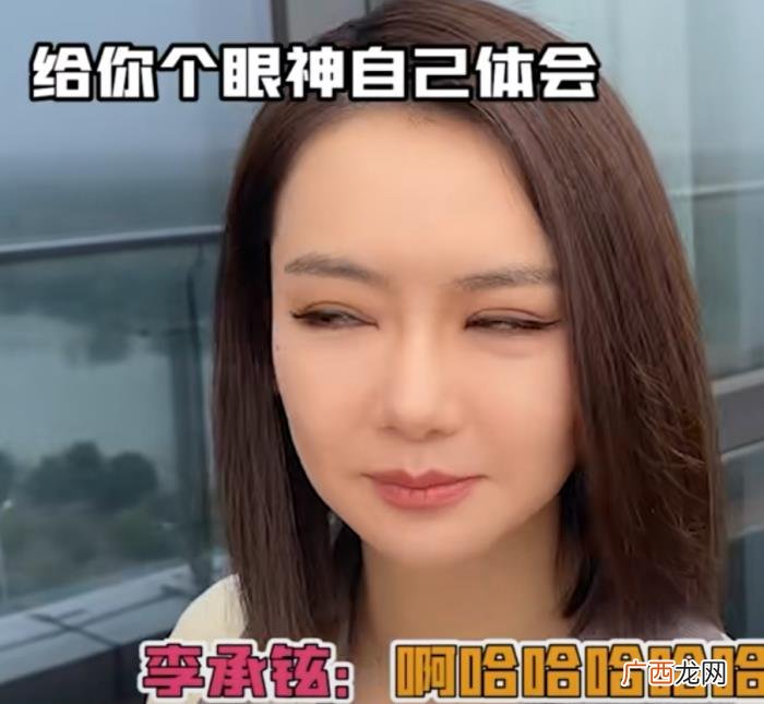 戚薇和老公参加的活动，戚薇台下看老公表演好甜蜜