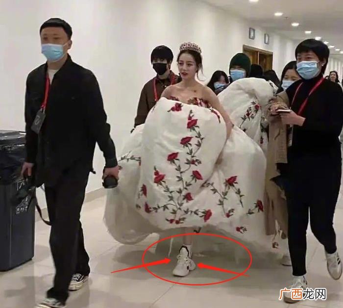 热巴星光大赏礼服,迪丽热巴星光大赏两套晚礼服
