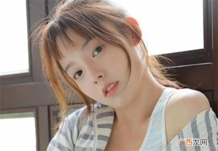 如何问女孩对自己的感觉，初次和女生聊天怎么介绍自己
