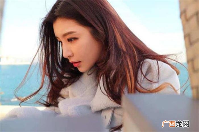 如何问女孩对自己的感觉，初次和女生聊天怎么介绍自己