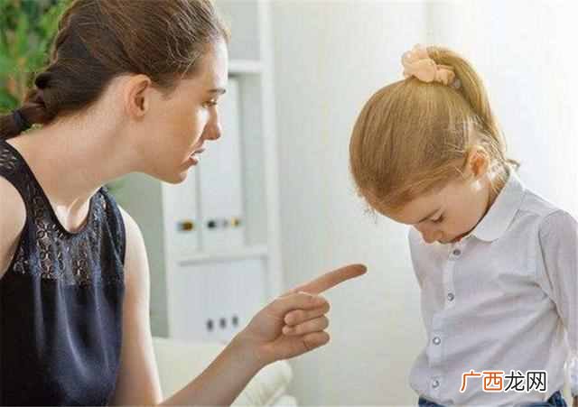 娃被吼后,会闭嘴还是顶嘴?暗示长大后性格差异,对孩子影响很大