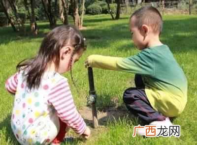 “出去浪”和“宅在家”的孩子，长大后差别明显，越长大越明显