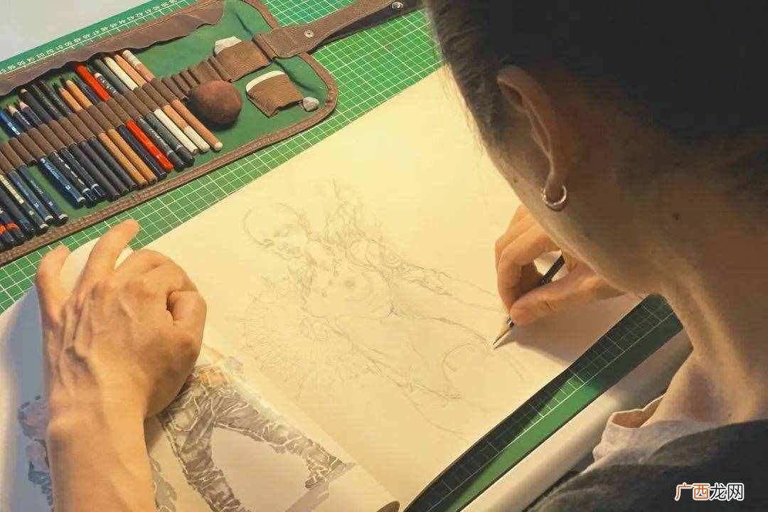 广告大佬30岁退休，每天在别墅闭关“造人”