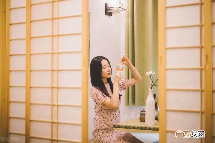 自己应不应该主动呢 喜欢一个人可以主动去找他吗