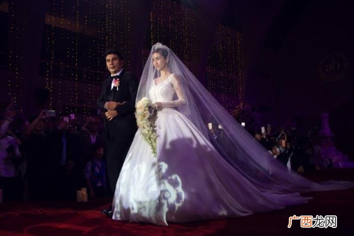 张靓颖婚纱，张靓颖婚纱还没黄晓明妈妈穿的讲究