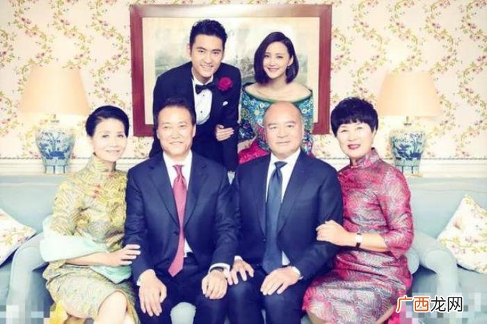张靓颖婚纱，张靓颖婚纱还没黄晓明妈妈穿的讲究