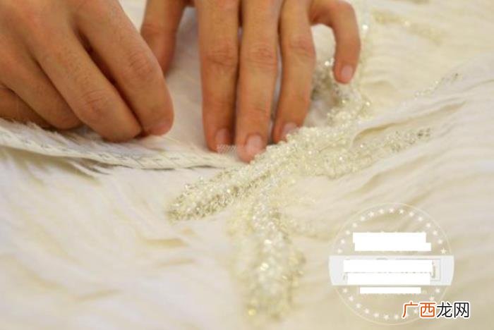 张靓颖婚纱，张靓颖婚纱还没黄晓明妈妈穿的讲究