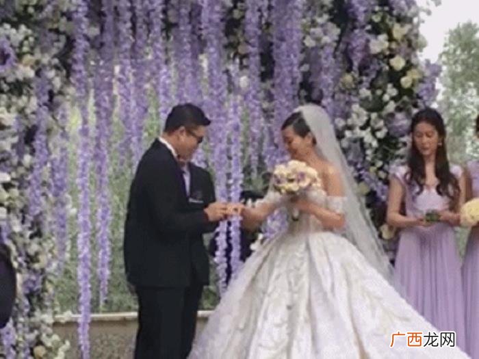 张靓颖婚纱，张靓颖婚纱还没黄晓明妈妈穿的讲究