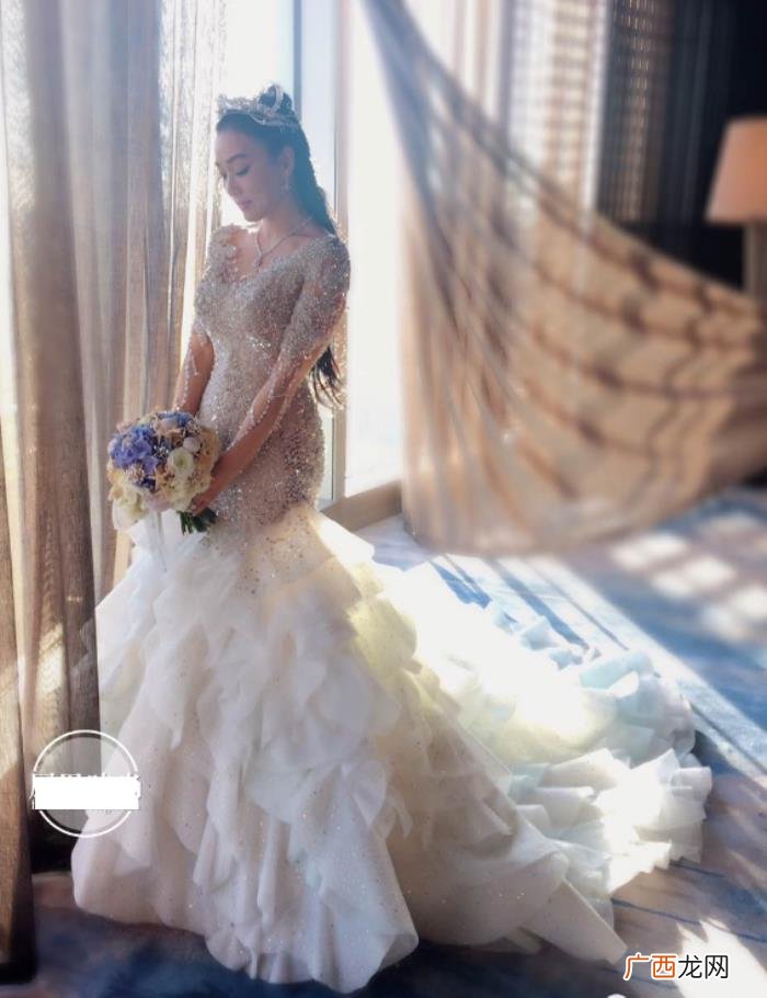 张靓颖婚纱，张靓颖婚纱还没黄晓明妈妈穿的讲究