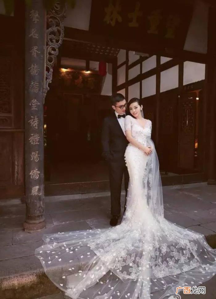 张靓颖婚纱，张靓颖婚纱还没黄晓明妈妈穿的讲究