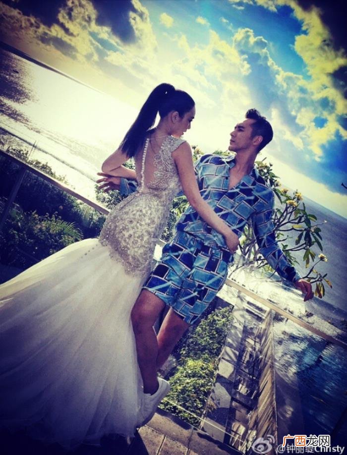 张靓颖婚纱，张靓颖婚纱还没黄晓明妈妈穿的讲究
