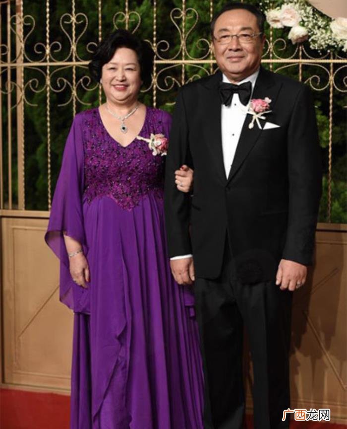 张靓颖婚纱，张靓颖婚纱还没黄晓明妈妈穿的讲究