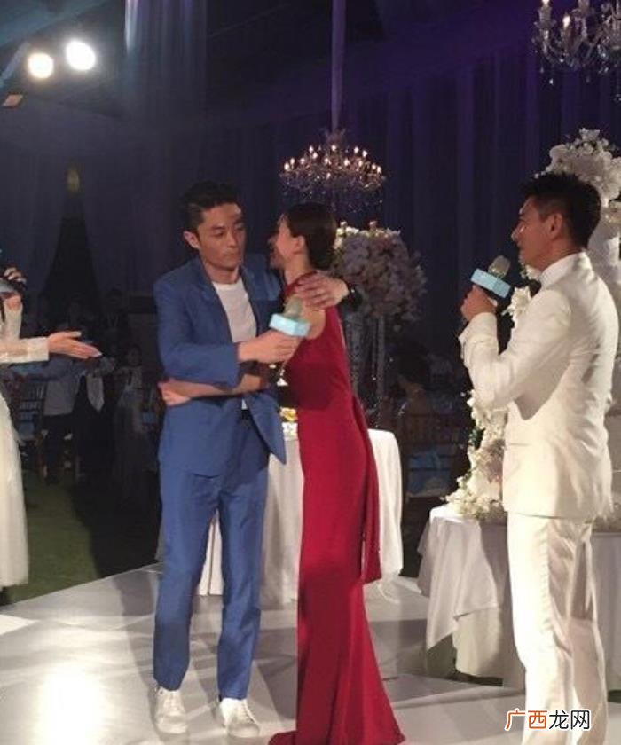张靓颖婚纱，张靓颖婚纱还没黄晓明妈妈穿的讲究