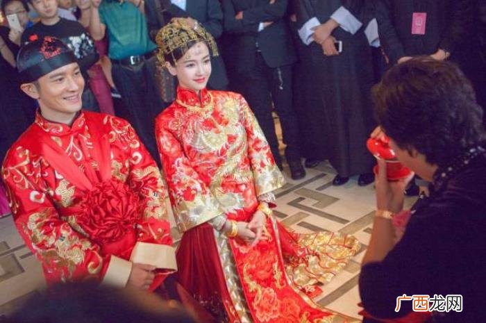 张靓颖婚纱，张靓颖婚纱还没黄晓明妈妈穿的讲究