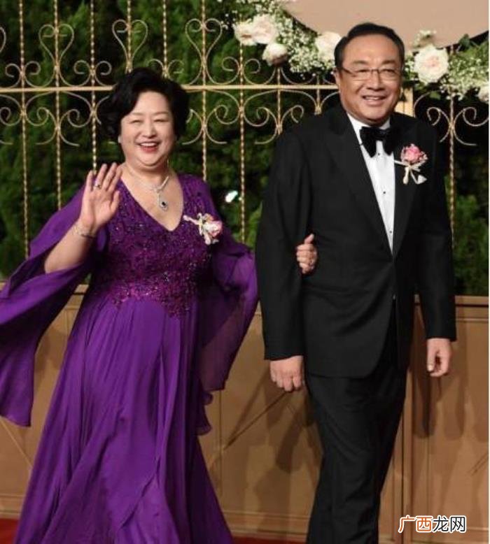 张靓颖婚纱，张靓颖婚纱还没黄晓明妈妈穿的讲究