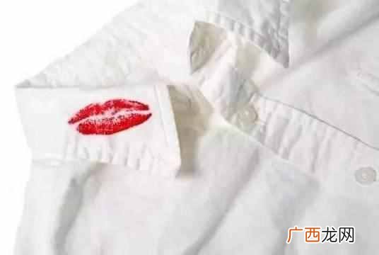 白色衣服有黑色斑点怎么洗净？不用漂白水就可以清理干净！