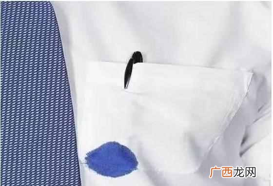 白色衣服有黑色斑点怎么洗净？不用漂白水就可以清理干净！