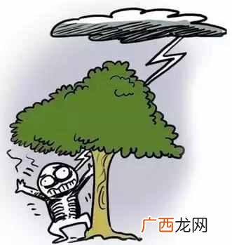 打雷闪电能洗澡吗？暴雨雷电天气，你知道不可以洗澡吗？
