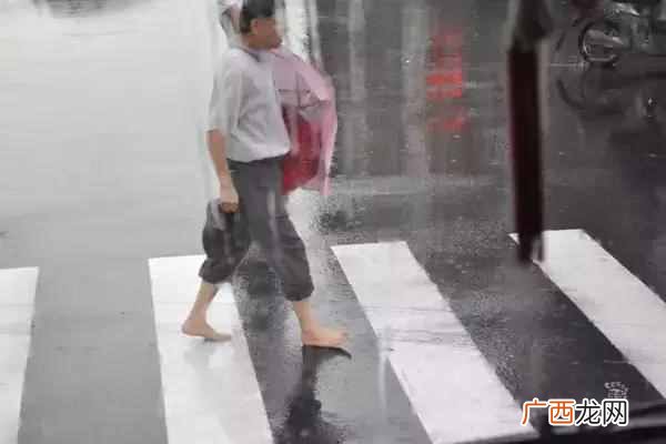 打雷闪电能洗澡吗？暴雨雷电天气，你知道不可以洗澡吗？