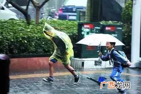 打雷闪电能洗澡吗？暴雨雷电天气，你知道不可以洗澡吗？