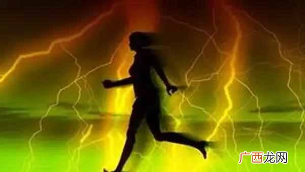 打雷闪电能洗澡吗？暴雨雷电天气，你知道不可以洗澡吗？