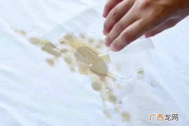 衣服碰到锅黑怎么洗掉?几个实用小窍门教你轻松洗掉衣服上的顽固污