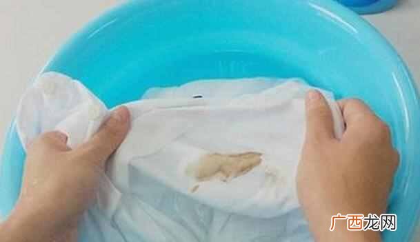 衣服碰到锅黑怎么洗掉?几个实用小窍门教你轻松洗掉衣服上的顽固污