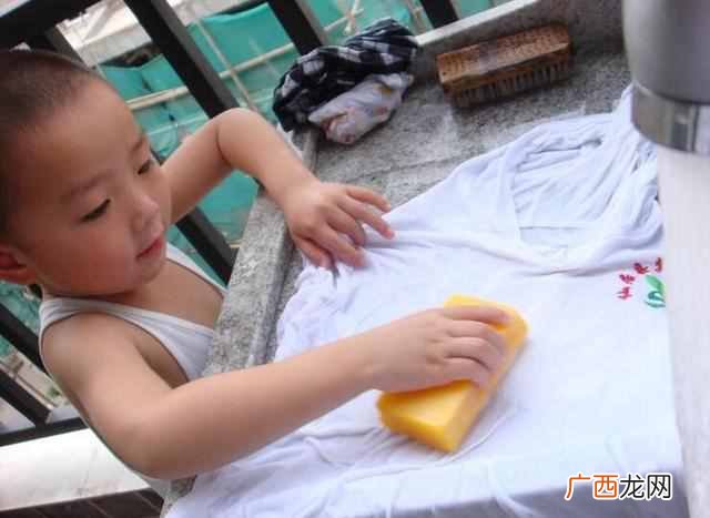 衣服碰到锅黑怎么洗掉?几个实用小窍门教你轻松洗掉衣服上的顽固污